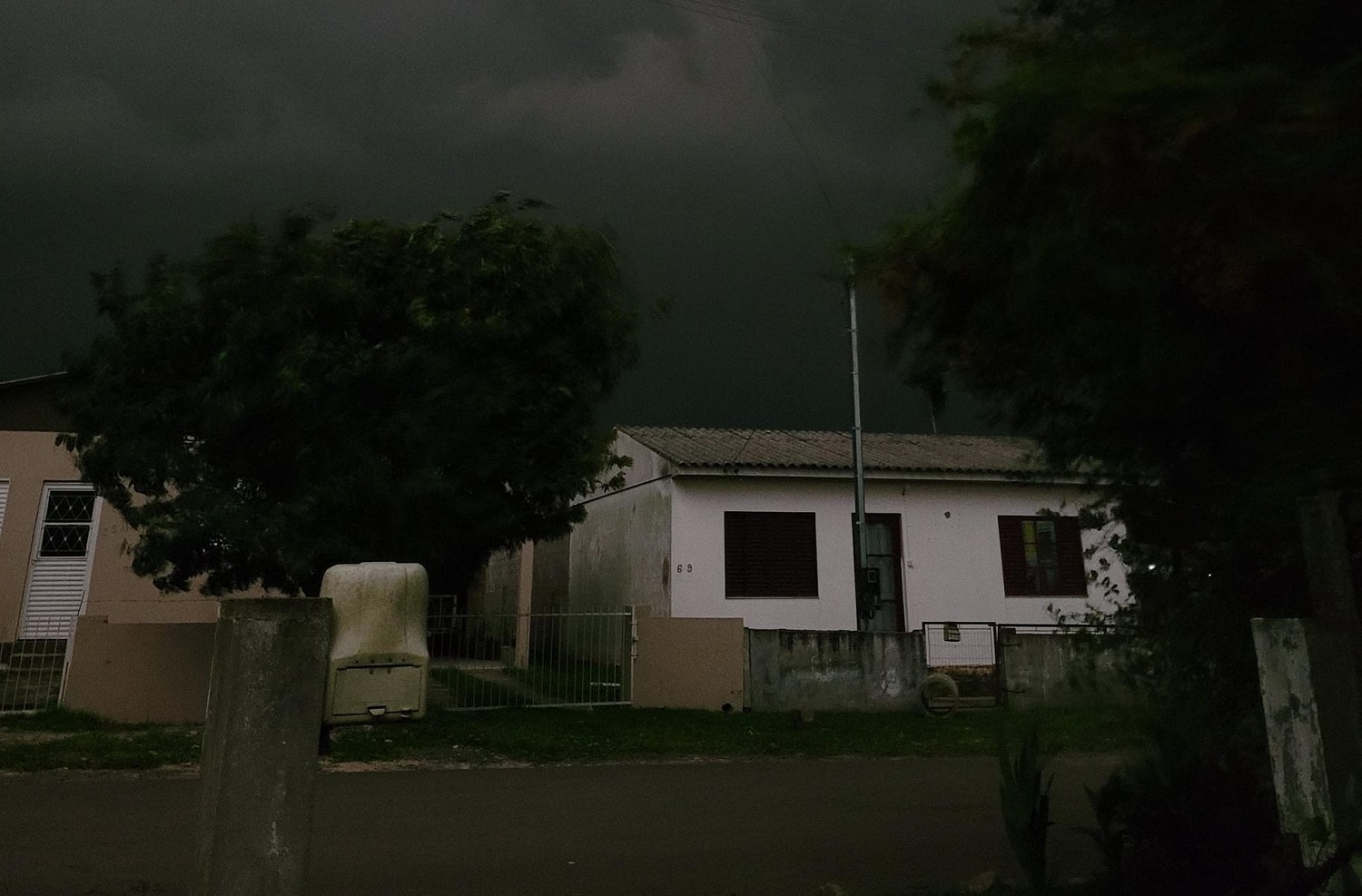 Dia "vira noite" e granizo atinge cidades gaúchas