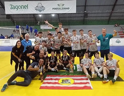 Blumenau conquistou o título no voleibol masculino (Foto: Divulgação)