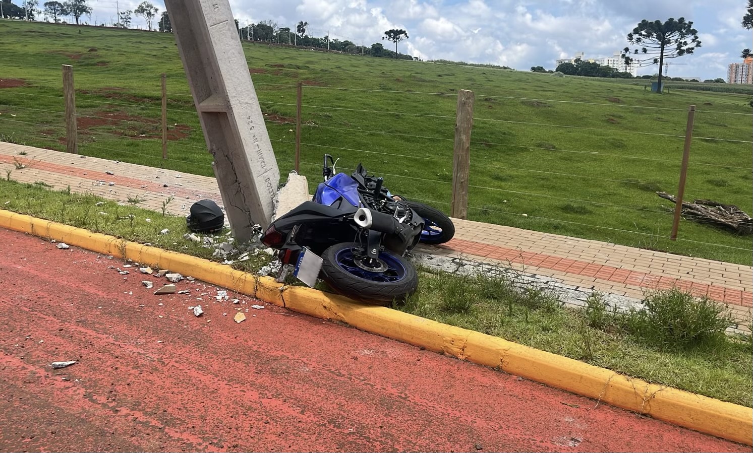 Recém-habilitado colide contra poste e morre na hora