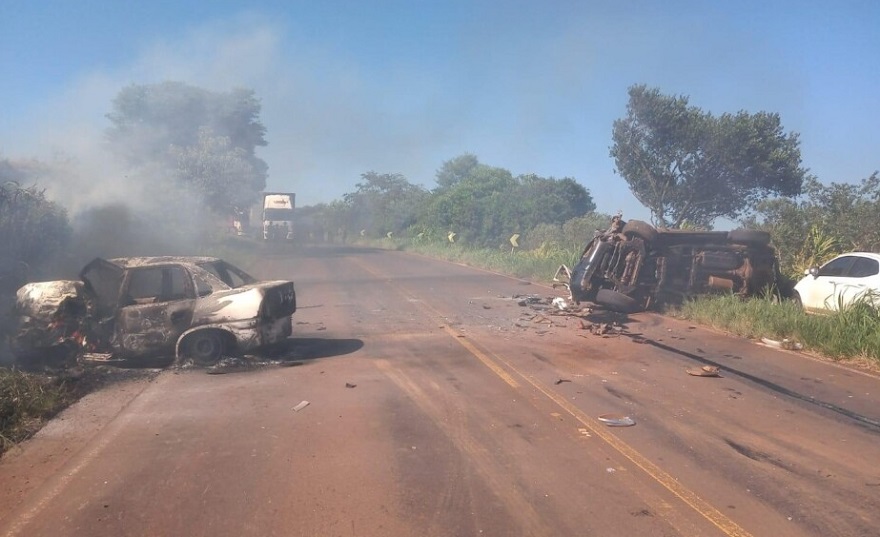 Ocupante tenta sair desesperadamente de Corsa incendiando, mas não deu tempo