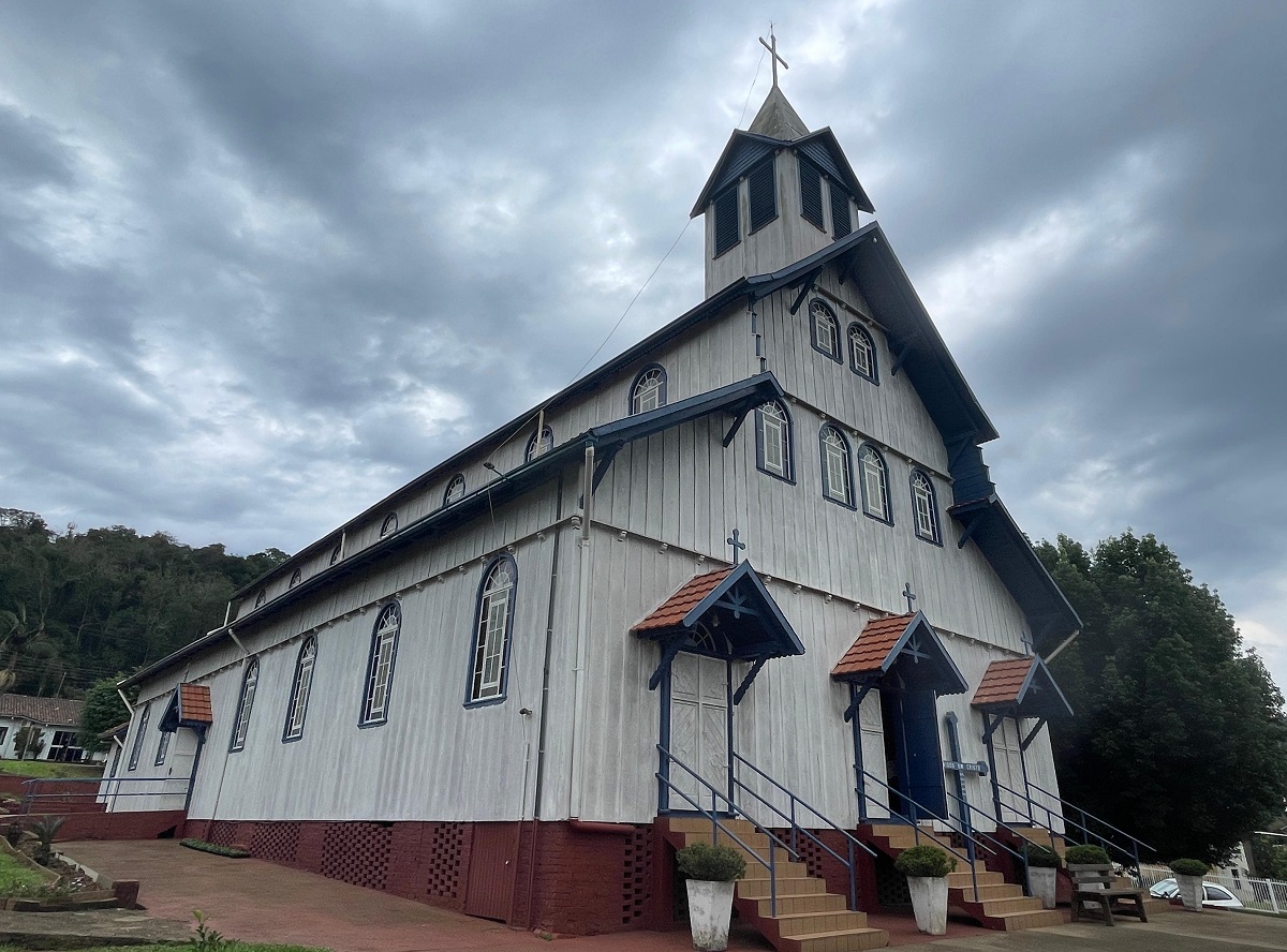 VÍDEO: Igreja de madeira no Extremo Oeste é destaque na América Latina