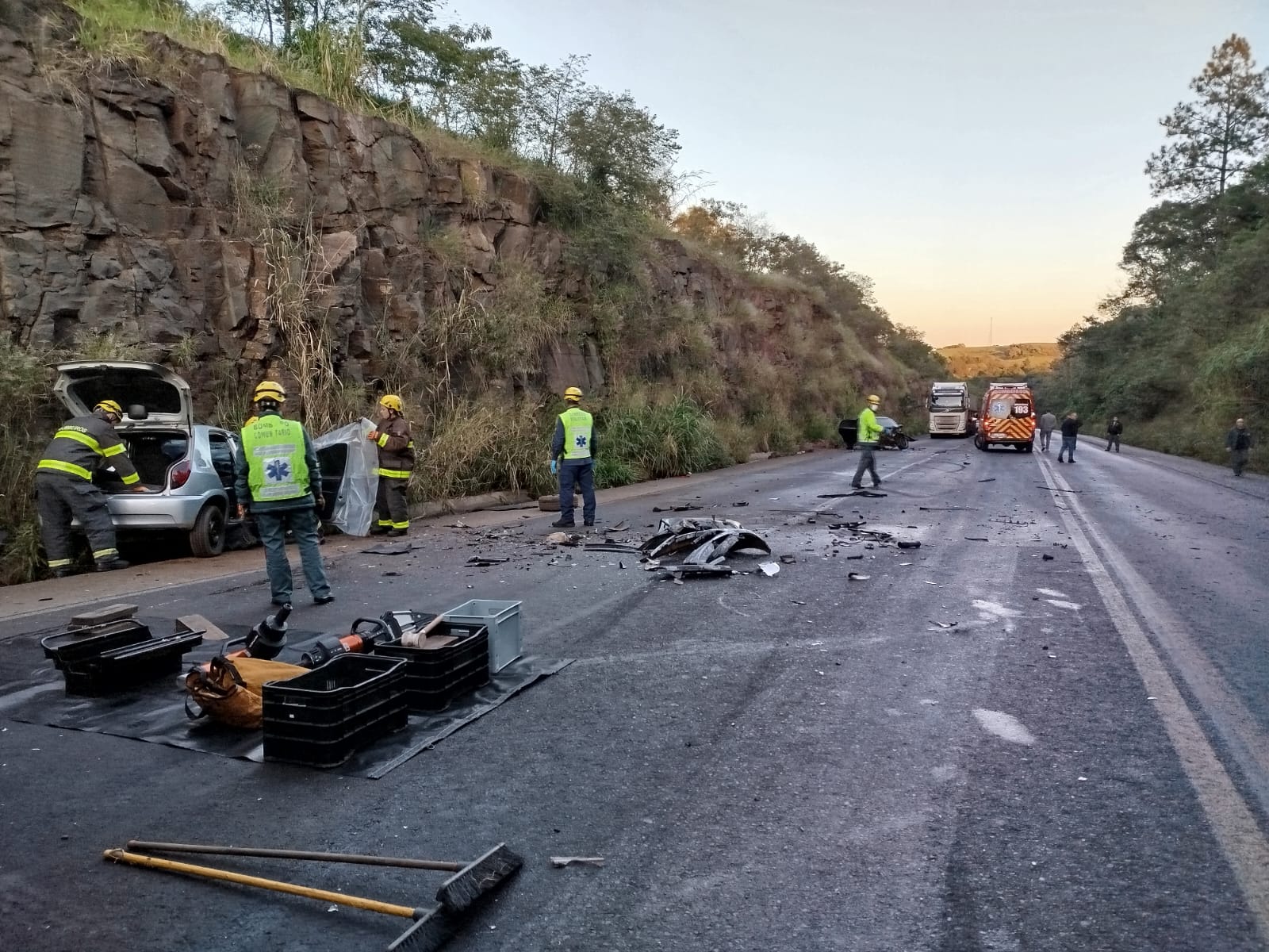 Bombeiros realizaram o desencarceramento da vítima e a limpeza da pista (Foto: Divulgação CBM)