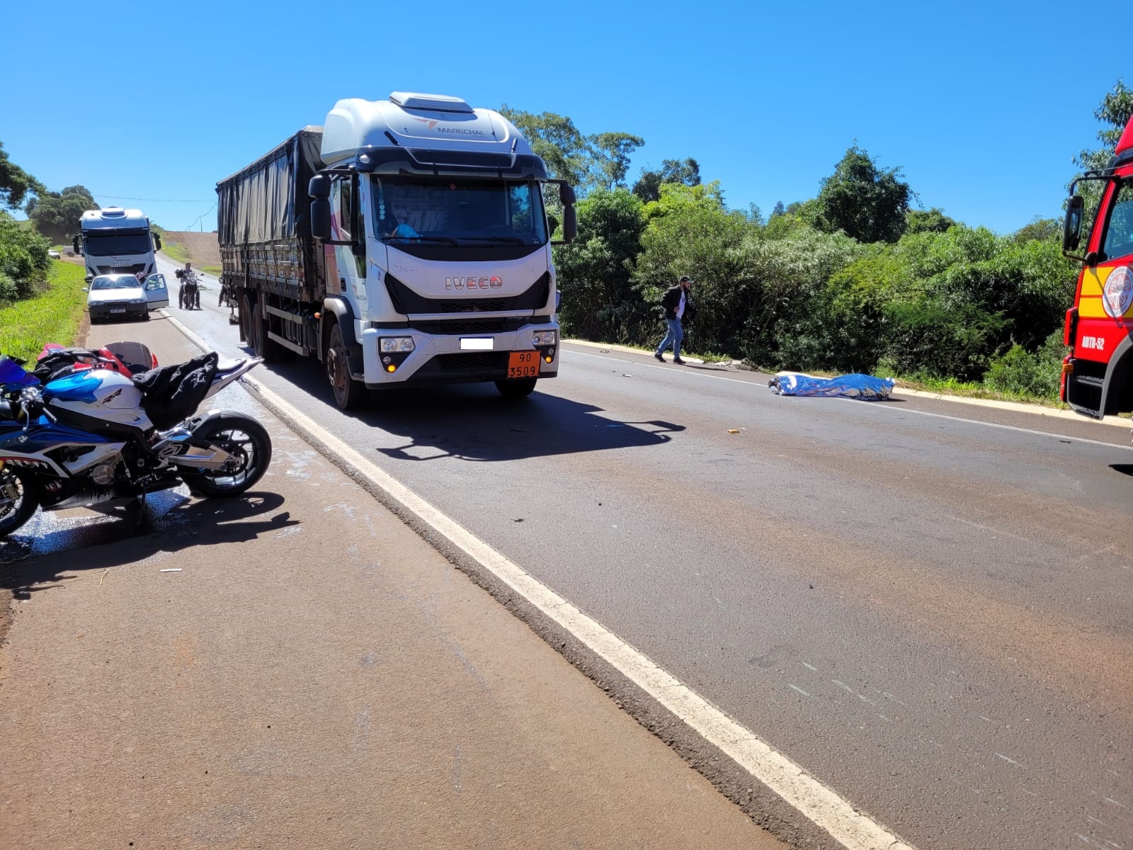 Acidente com três motos e caminhão deixa um motociclista sem vida