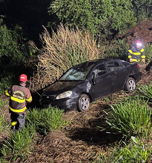 Corolla sai da pista e capota em Cunha Porã