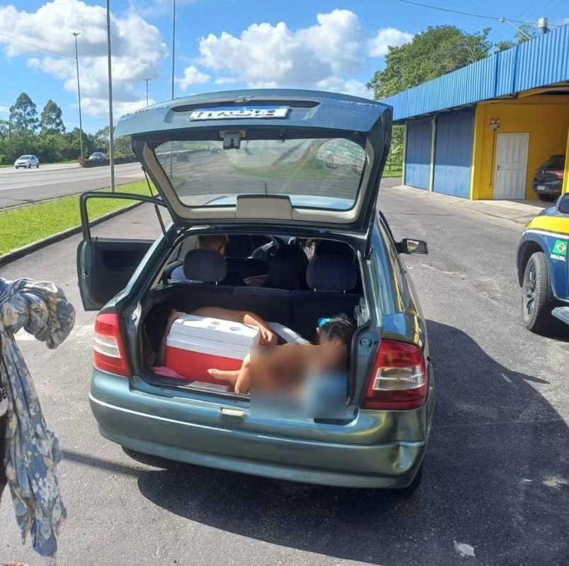 Filhos são levados no porta-malas do carro durante férias em família