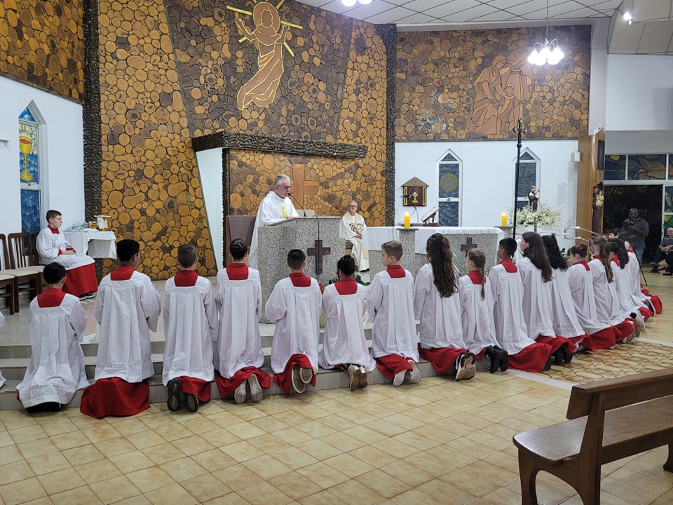 Coroinhas de Pinhalzinho vão participar de missa no Santuário de Aparecida