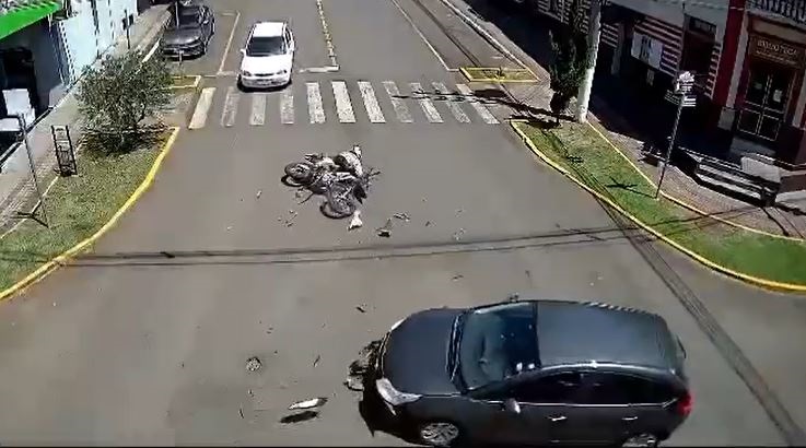 Ficou gravado! Motociclista 'voa' depois de bater contra automóvel