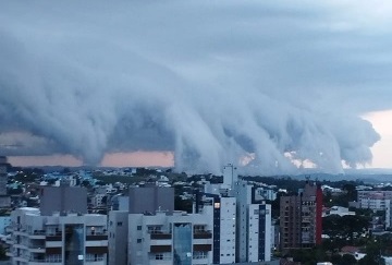 Fenômeno foi registrado em São Miguel do Oeste (Foto: Adriano Stanga)