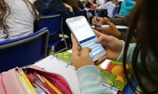 Deputada propõe regulamentação para uso de celular nas escolas em SC 