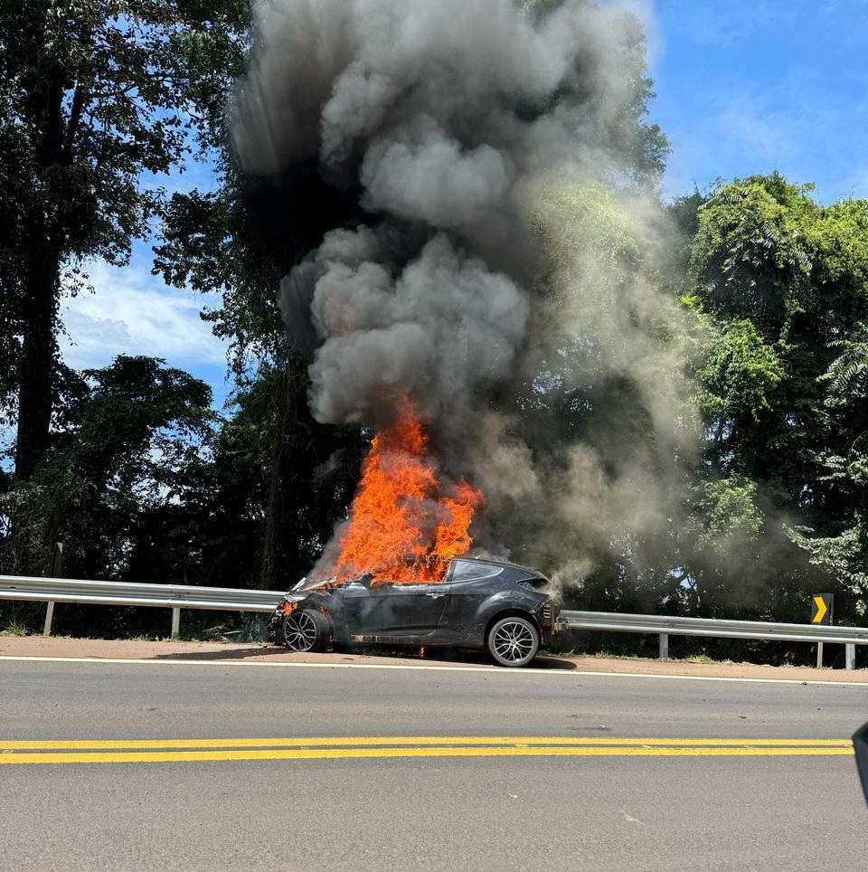 Carro bate em rodado de carreta e pega fogo na BR-282