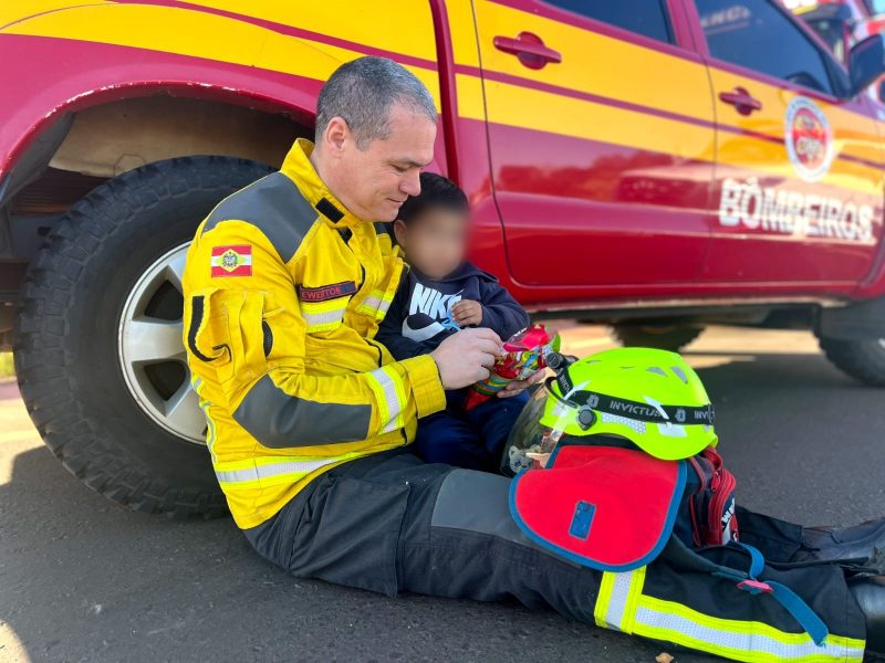 Bombeiro acalmando criança (Foto: Amauri Salles)