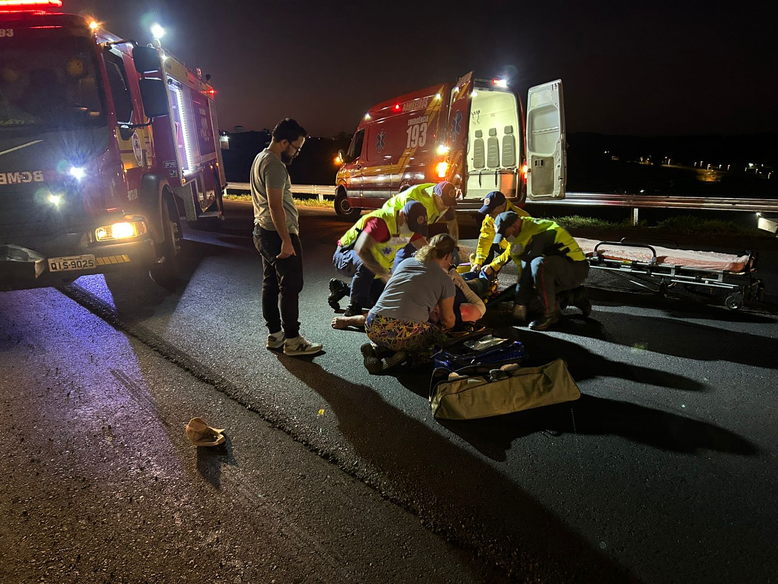 Motociclista fica ferido em acidente com carro  (Foto: Gilmar Bortese)