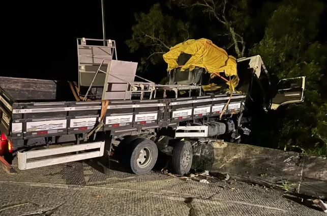 Caminhão perde freio e fica pendurado em precipício