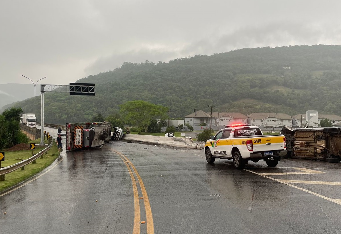 Motoristas não conseguem passar pela ponte do Goio-Ên (Foto: Polícia Militar Rodoviária)