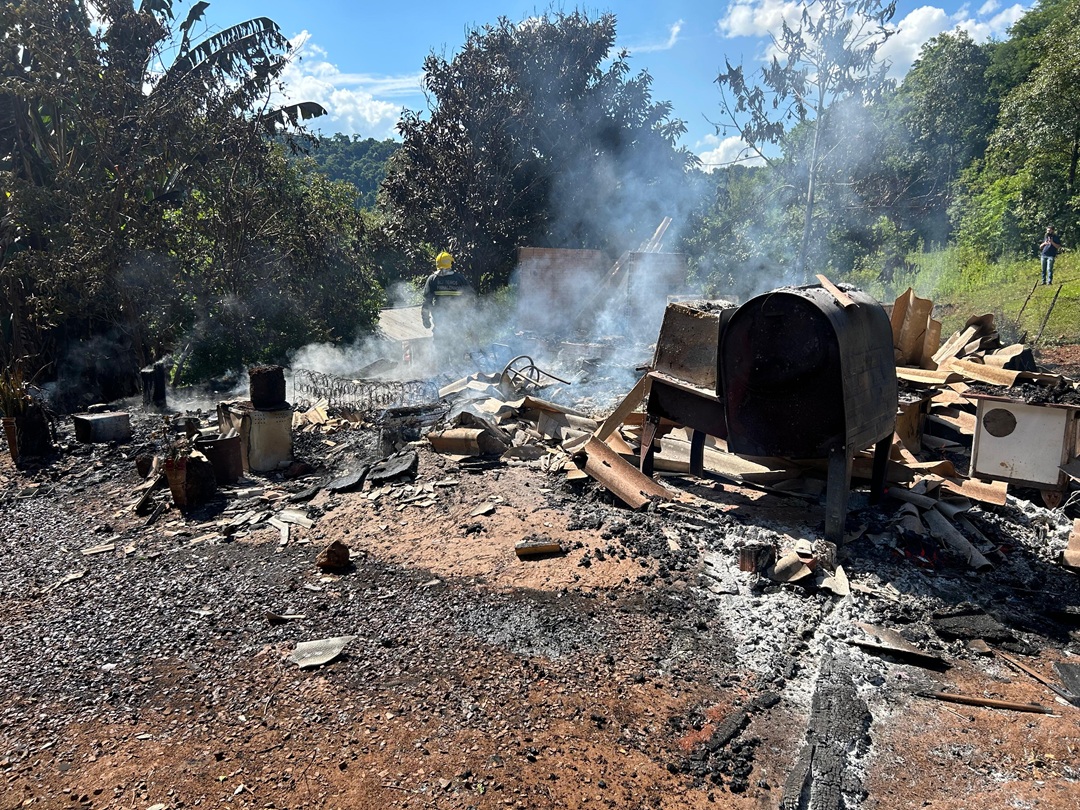 Casa é totalmente destruída no interior de Nova Itaberaba