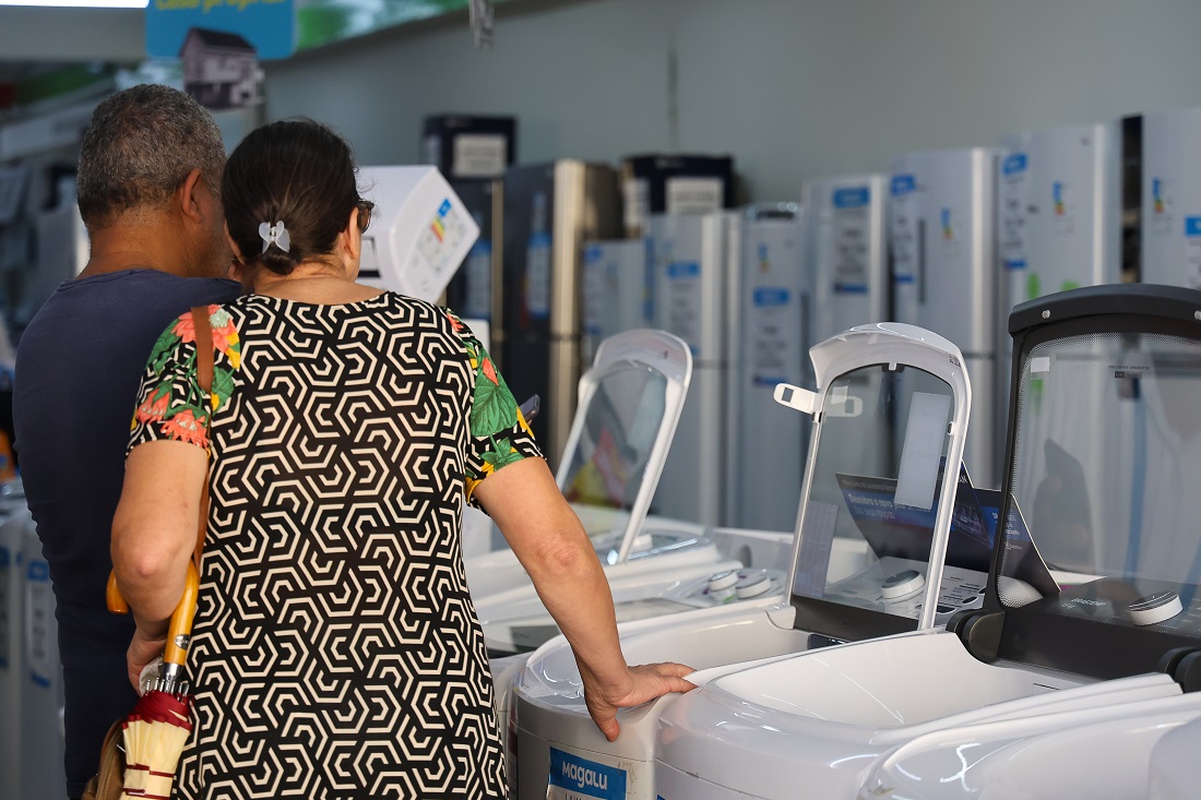 Venda de eletrodomésticos e veículos puxa alta do comércio em SC