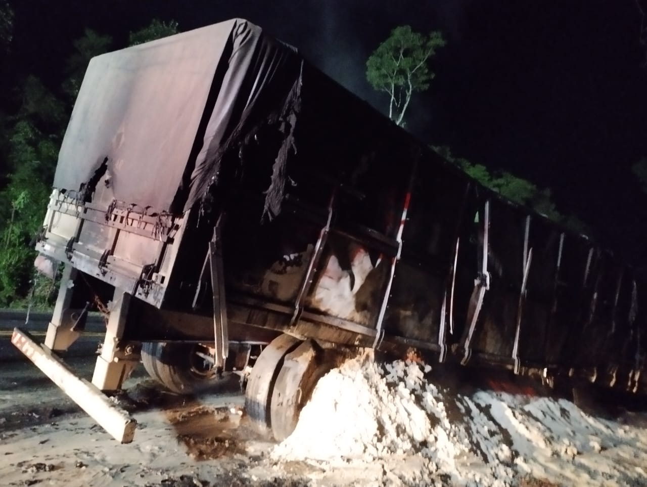 Carreta ficou destruída após incêndio   (Foto: Gilmar Bortese)