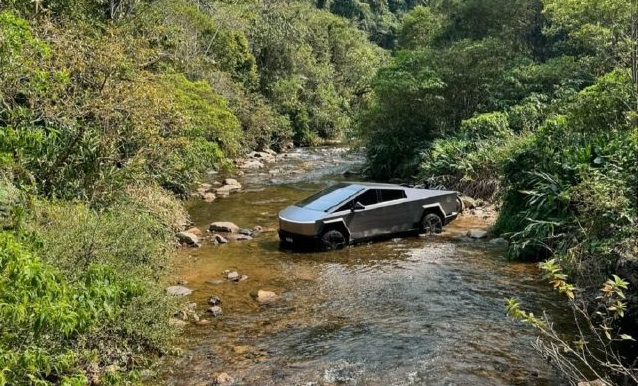 Carro 'caverna human' andando dentro de rio (Foto: Divulgação)