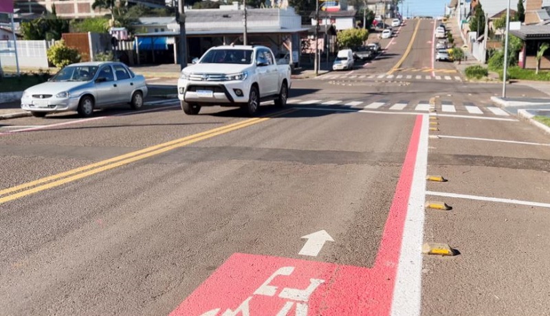 Faixas vermelhas e brancas foram pintadas recentemente (Foto: Renan Ribeiro)