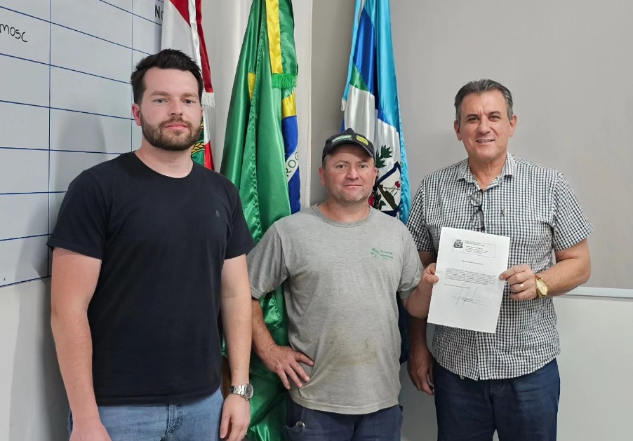 Prefeito Dinho entrega a Ordem de Serviço para a execução das obras  (Foto: Gilmar Bortese)