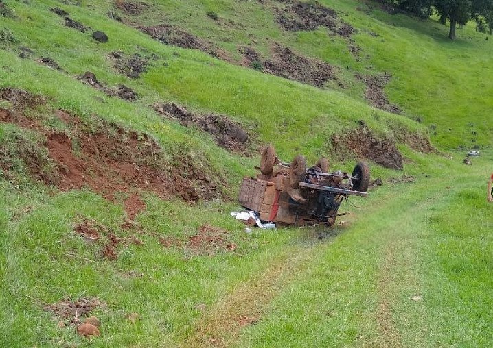 Jovem morre após carretinha agrícola tombar em Nova Itaberaba