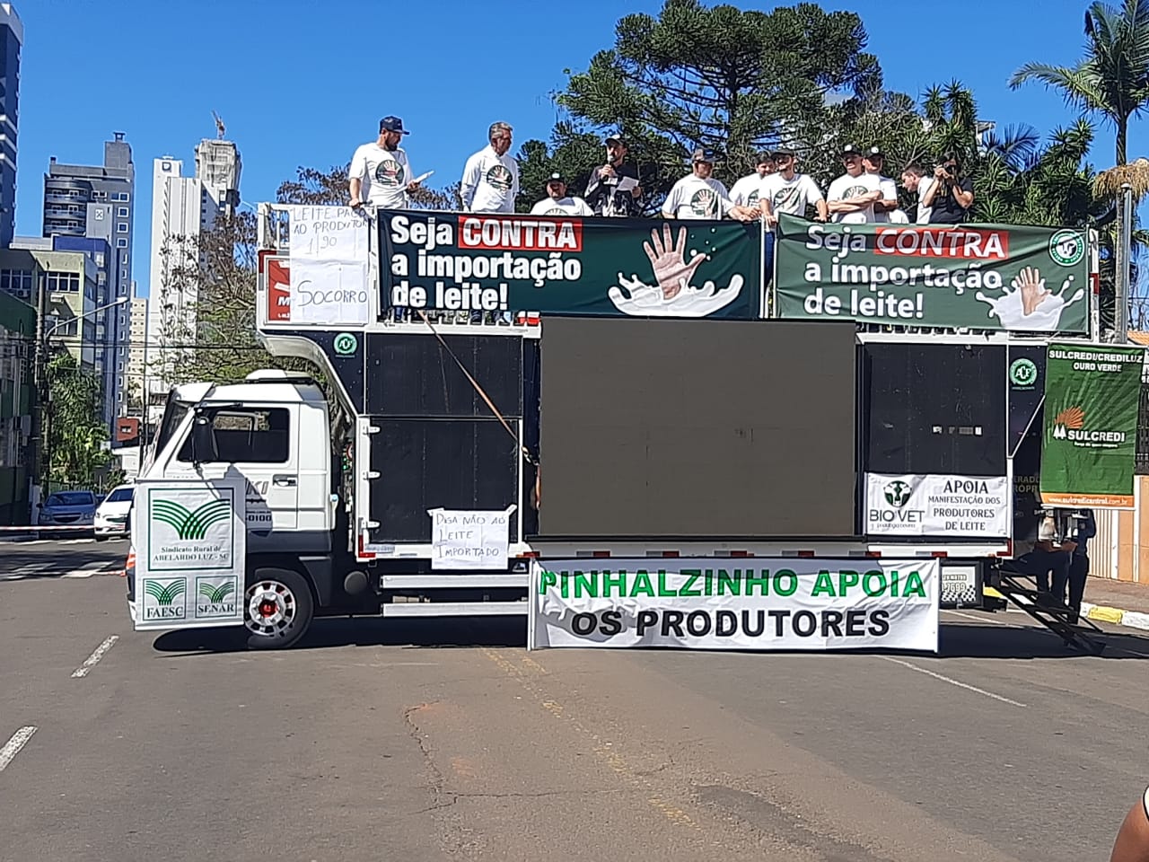 Produtores de leite de Pinhalzinho participam de mobilização em Chapecó  (Foto: Gilmar Bortese)