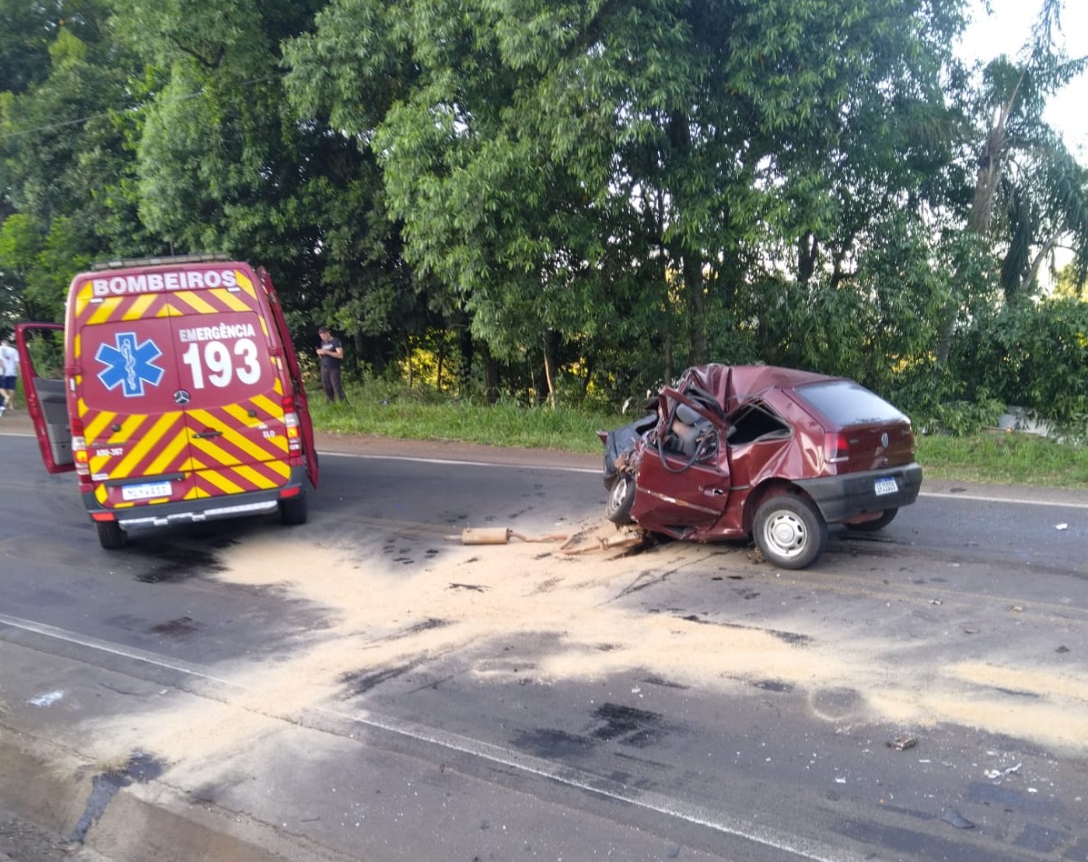 Batida entre carro e caminhão deixa três vítimas fatais