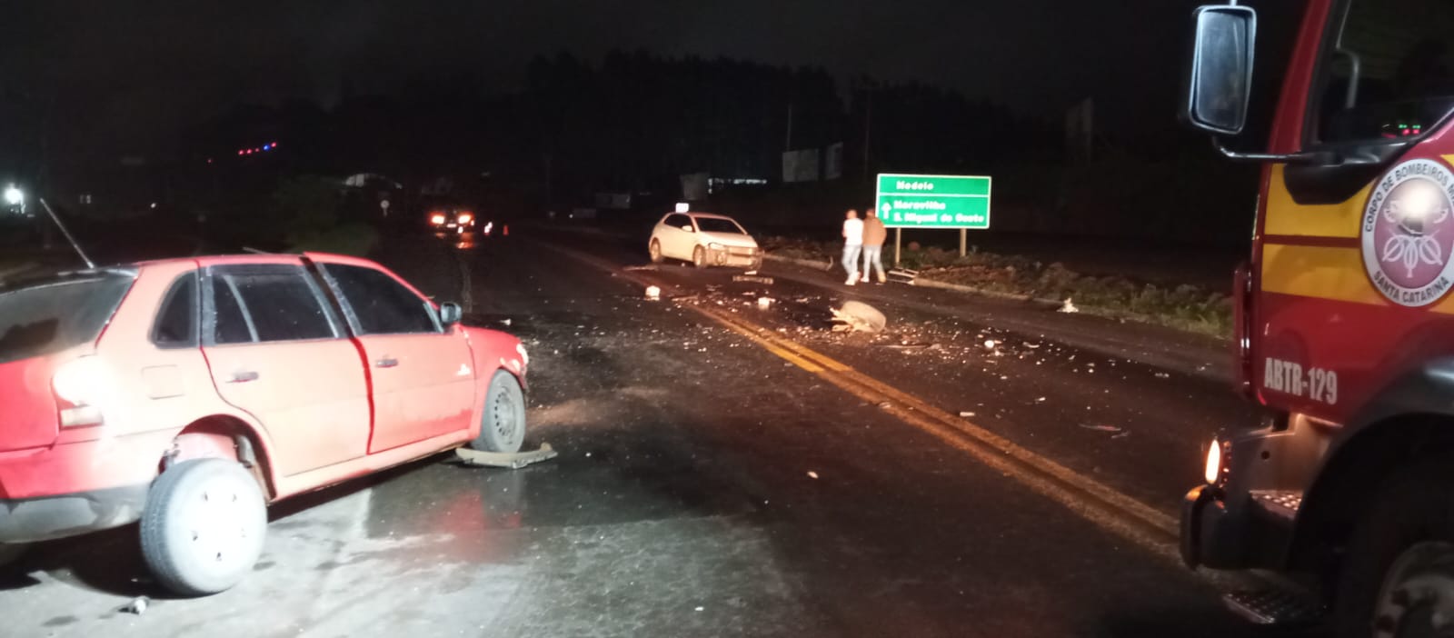  Veículos bateram de frente na BR-282 (Foto: Divulgação CBM)