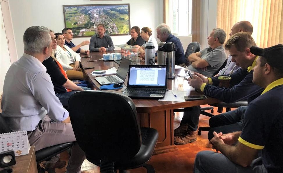 Administração e Defesa Civil municipal de Saudades se reuniram no dia  18 de outubro (Foto: Assessoria de Imprensa)