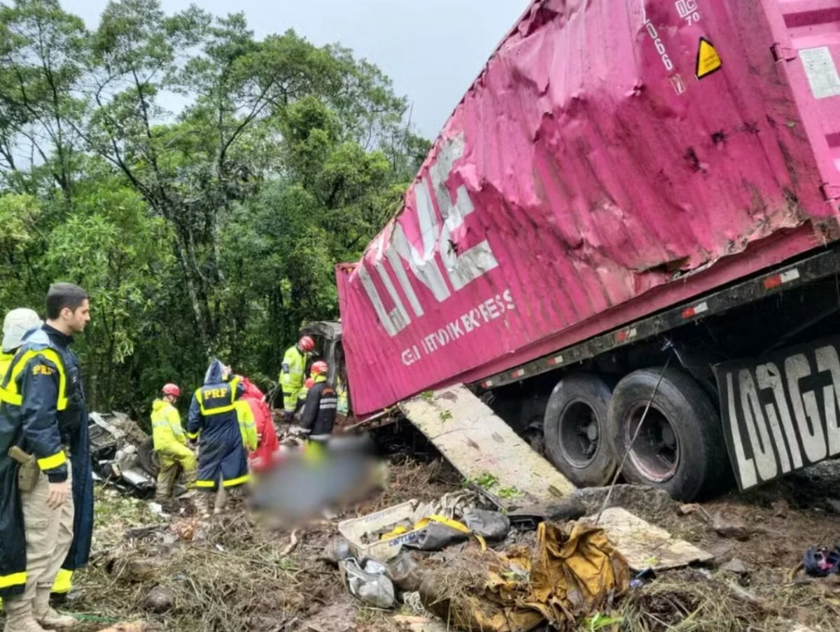 Conforme a PRF, houve falha nos freios da carreta envolvida no acidente (Foto: Corpo de Bombeiros)