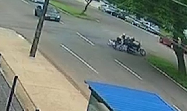 Câmera flagra 'encontro' inesperado entre duas motos