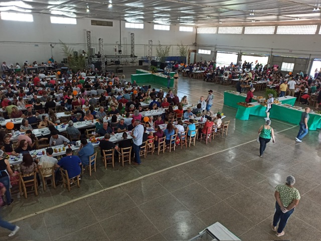 Almoço no salão comunitário reuniu centenas de pessoas (Foto: Gilmar Bortese)