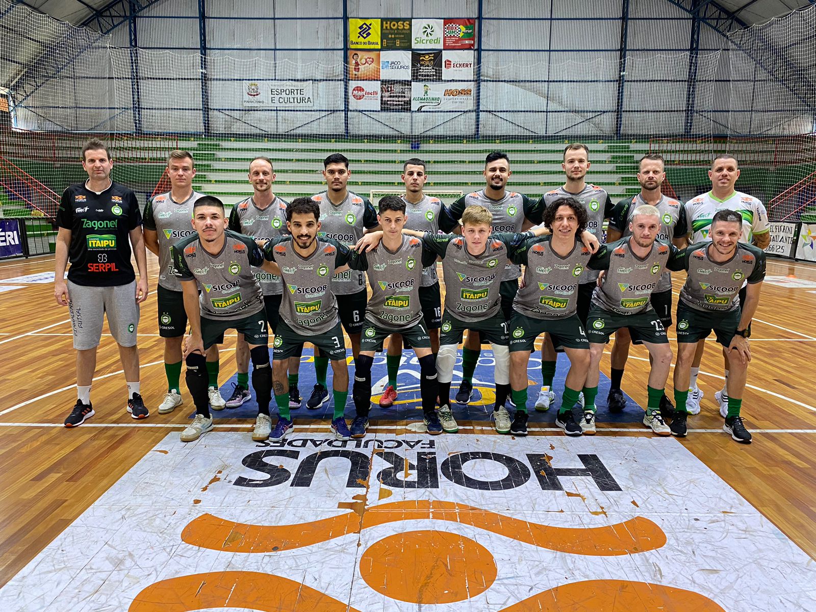 Elenco da Pinhalense Futsal se apresenta para a temporada