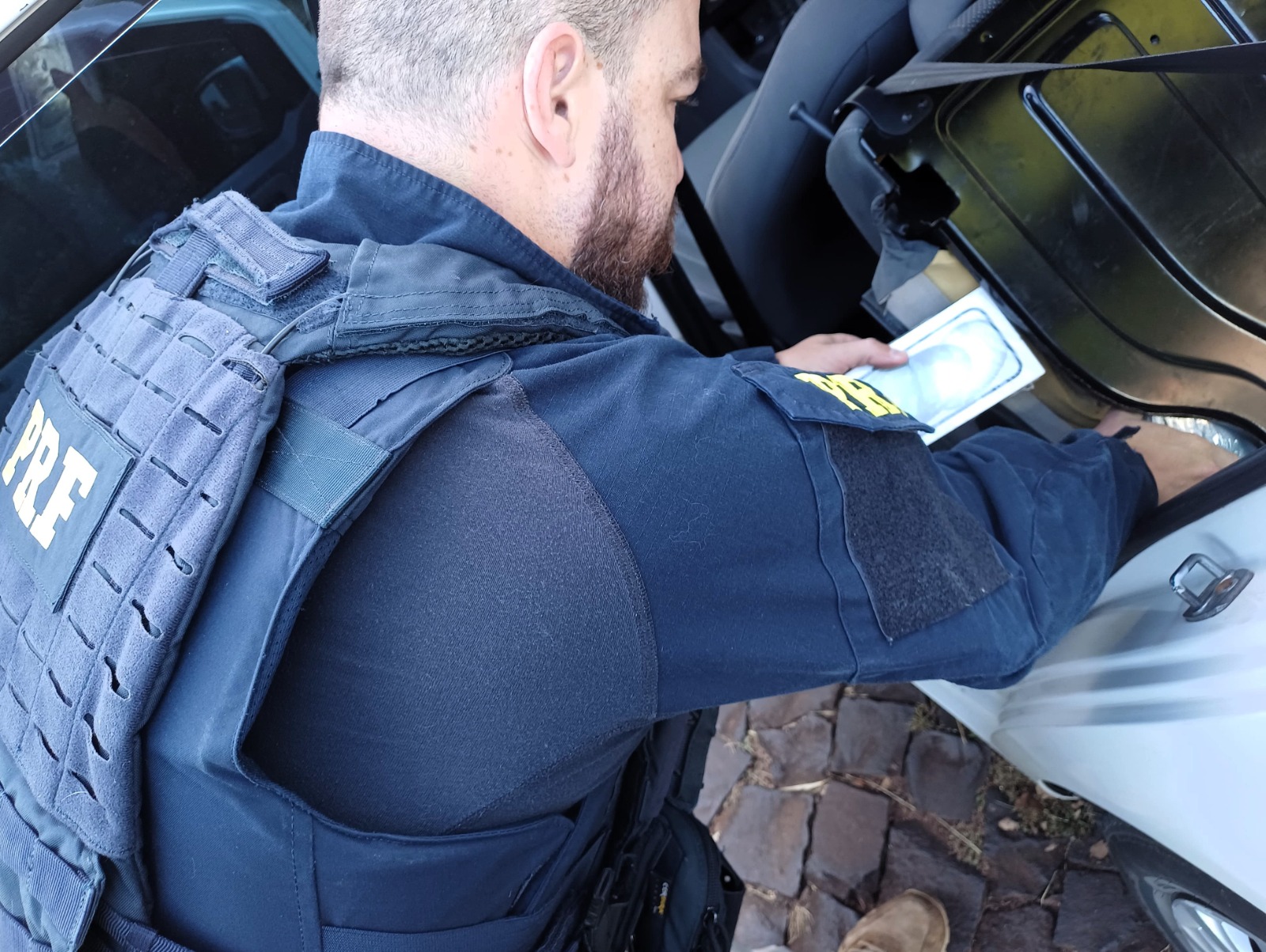 Polícia encontra celulares escondidos em compartimentos secretos de carro 