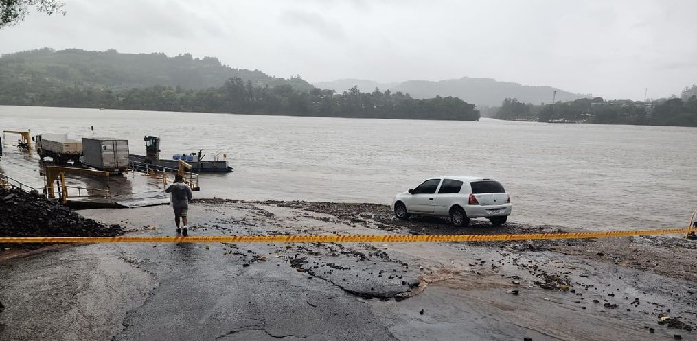 Veículo cai no Rio Uruguai e bombeiros trabalham para localizar motorista 