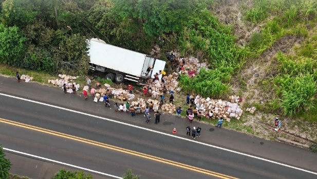 VÍDEO! Caminhão tomba e saqueadores levam a carga