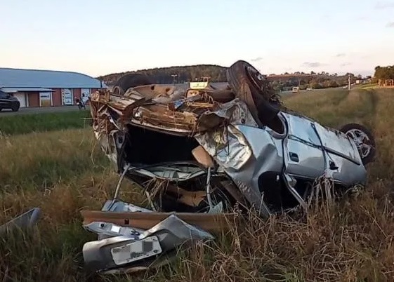 Carro onde eles estavam (Foto: Corpo de Bombeiros)