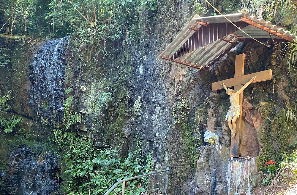 Vídeo! Gruta renova a fé de visitantes