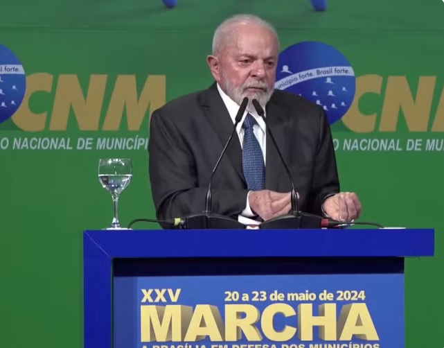 Entre vaias e aplausos, Lula pede civilização nas eleições municipais