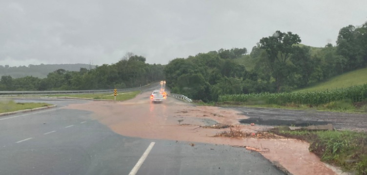  Boeiro trancado causa alagamento no trevo de Nova Itaberaba, na BR-282