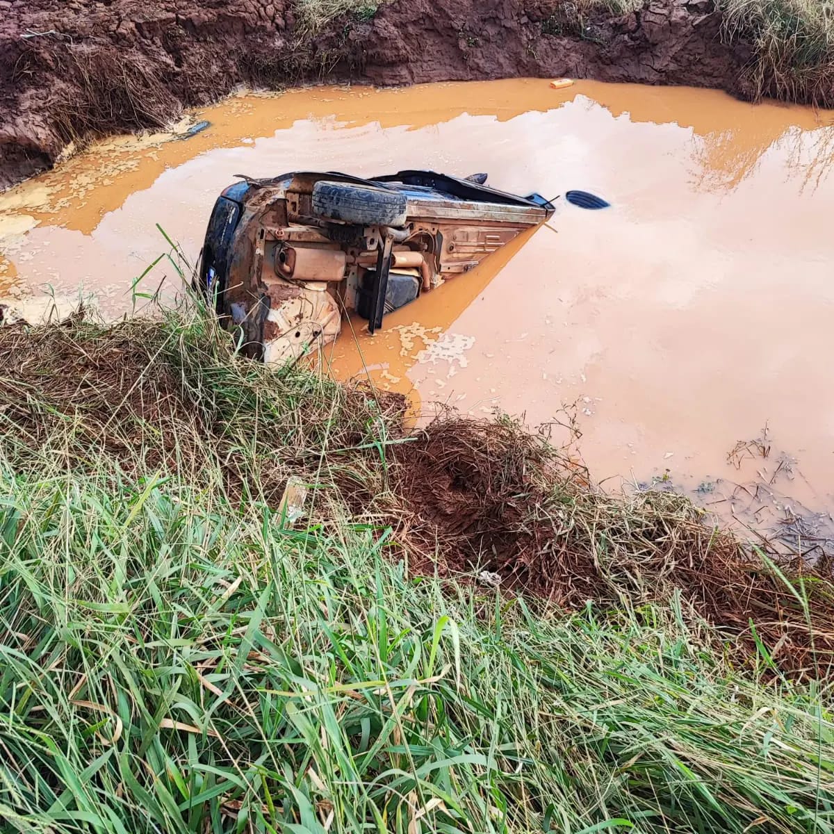 Carro ficou parcialmente submerso (Foto: Corpo de Bombeiros)