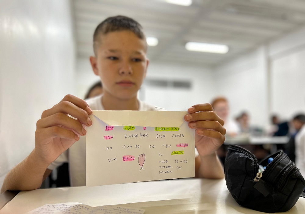 'Eu rezo todos os dias': crianças enviam cartas com mensagens ao RS
