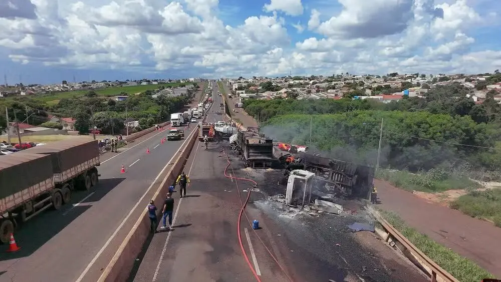 Vídeo mostra explosão de bitrem no Paraná