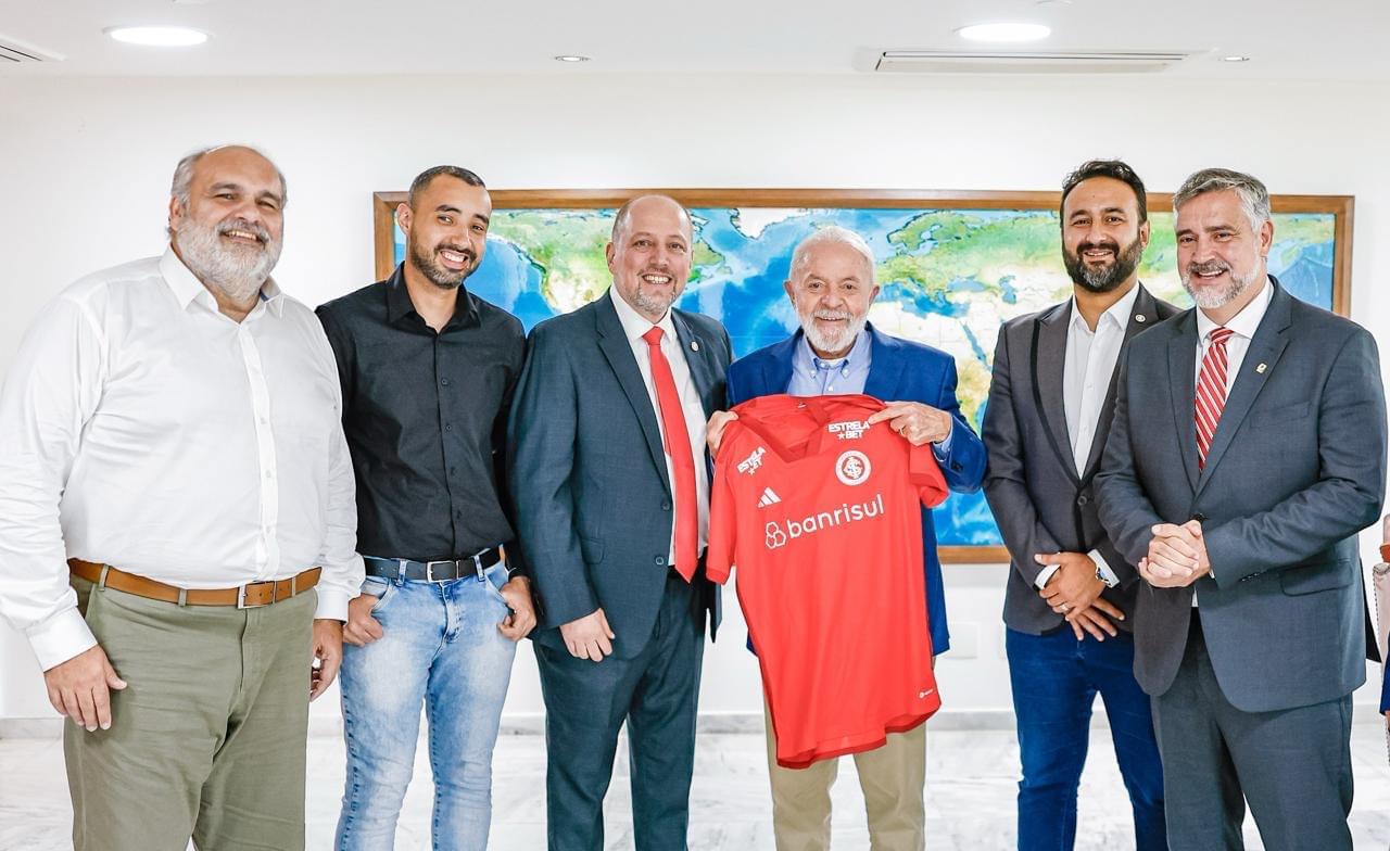 Lula é presenteado com camisa personalizada do Inter