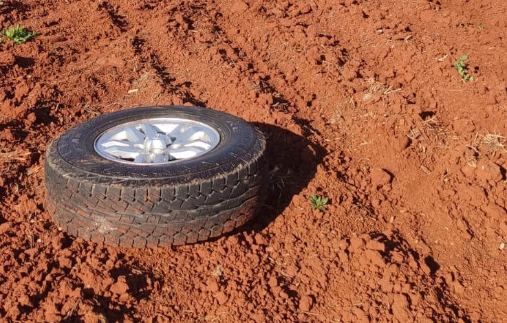 Pneu andou sozinho até acertar motoqueiros (Foto: Corpo de Bombeiros)