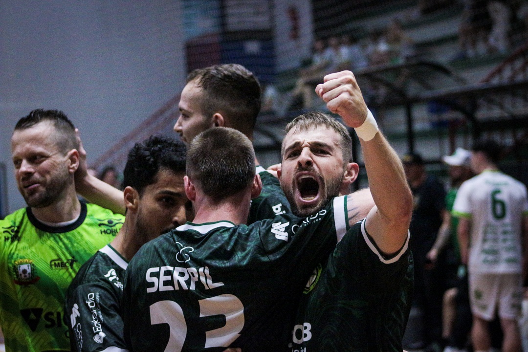 Pinhalense conseguiu vencer a Chapecoense e subir na tabela de classificação (Foto: Felipe Eduardo Zamboni)