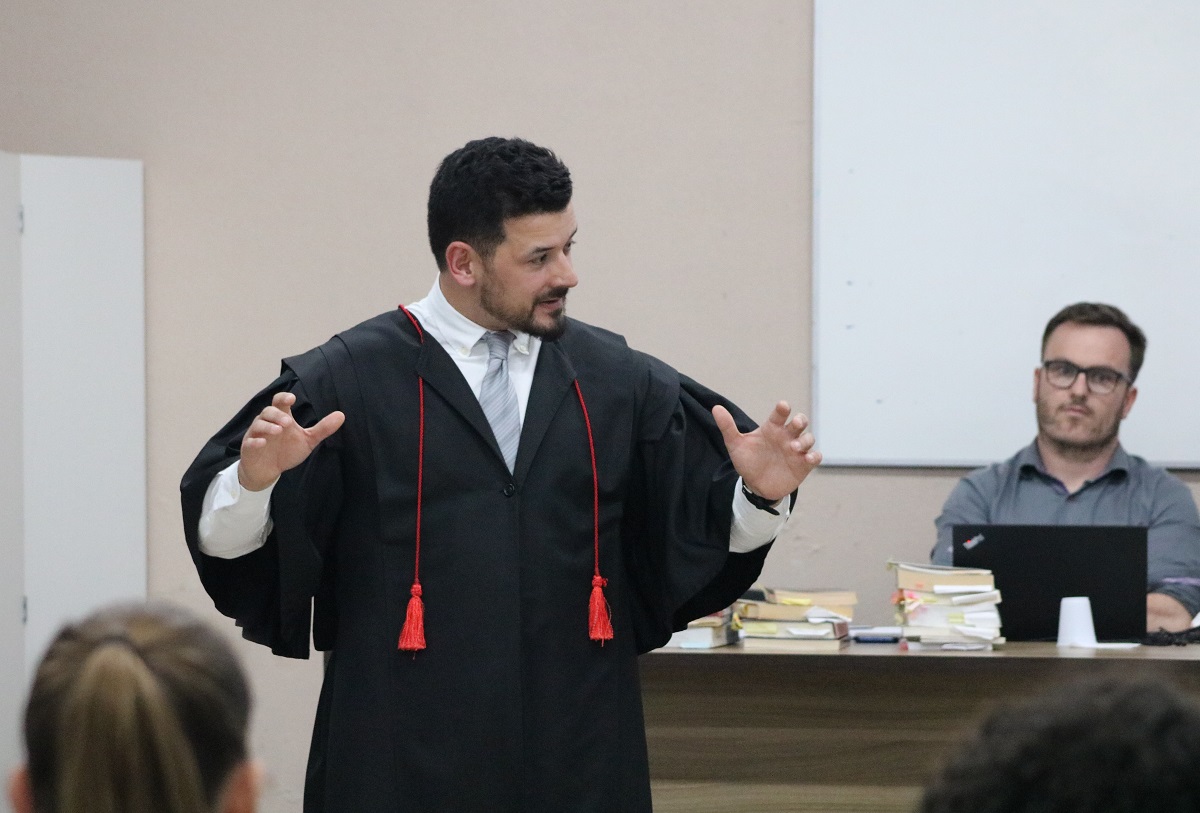 Promotor de Justiça, Edisson de Melo Menezes durante julgamento (Foto: Henrique Paulo Koch)