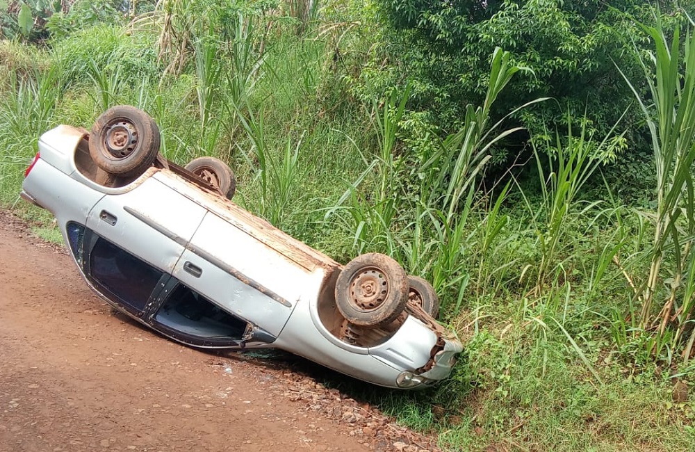 Automóvel parou em estrada rural (Foto: Adriano Hansen)