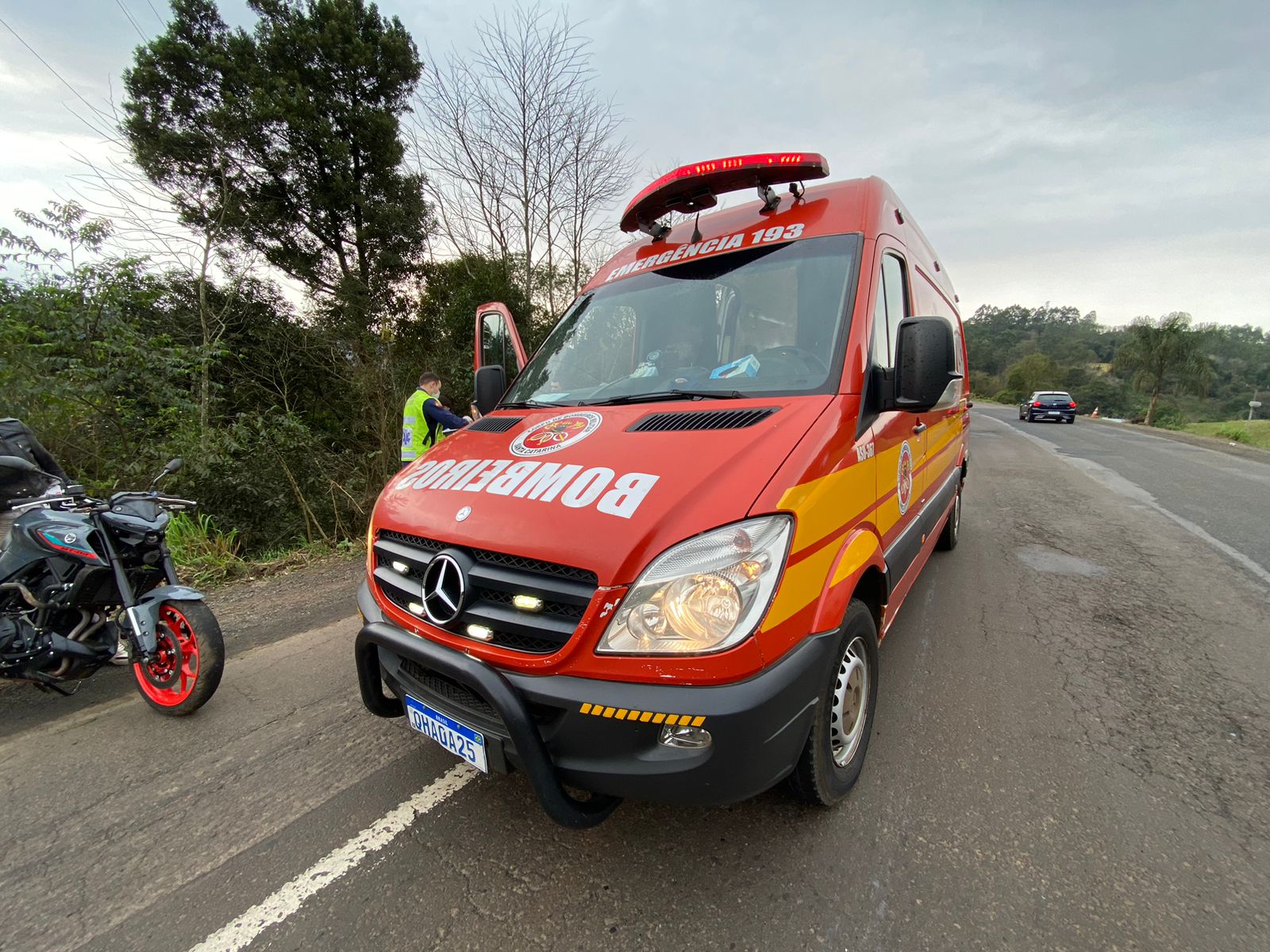 Bombeiros atenderam as vítimas no local (Foto: Felipe Eduardo Zamboni)