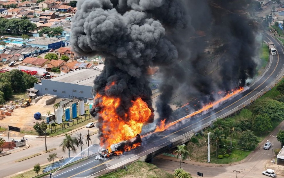 'Cenário de guerra': dois caminhões colidem violentamente! vídeo